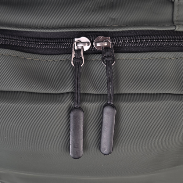 Ghiozdan Laptop Kaki cu Port USB, 3 Compartimente, Rezistent la Umezeală – 42 × 30 × 12 cm